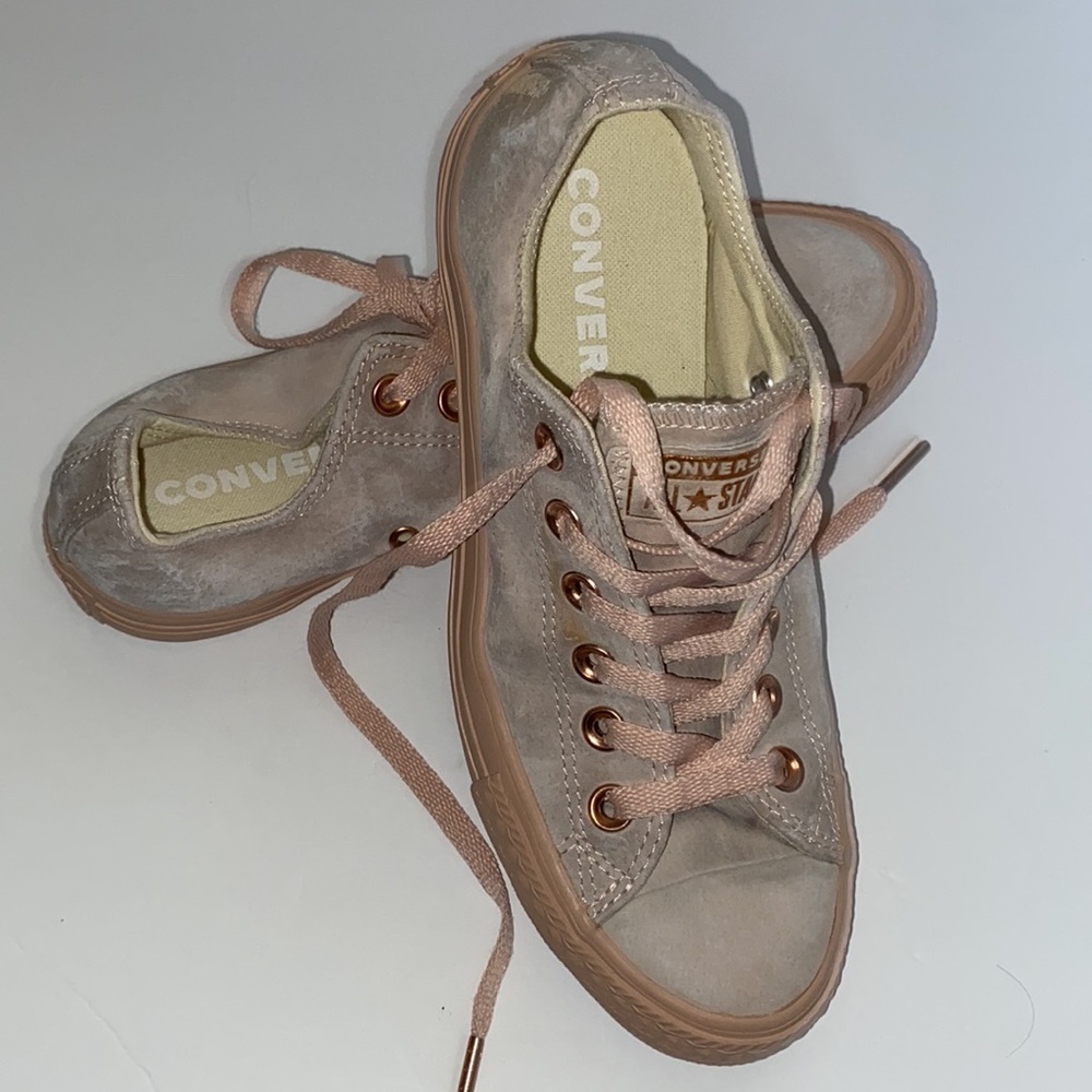 CONVERSE ALL* STAR color  pink size 7 great condition.
